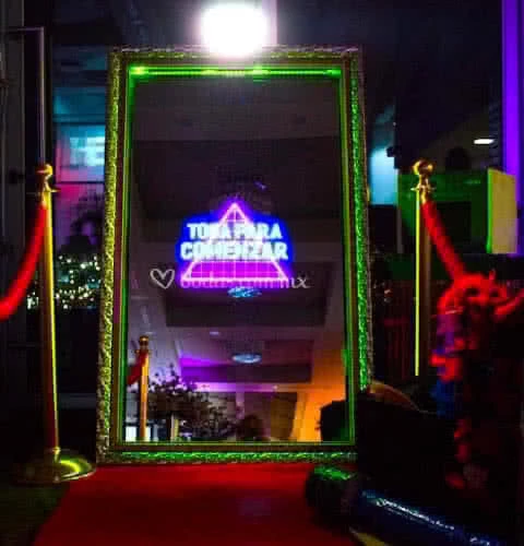 Fotomatón y Espejo Mágico en Barcelona para bodas y eventos