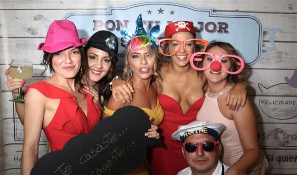 Alquiler de Fotomatón y Espejo Mágico en Girona para eventos