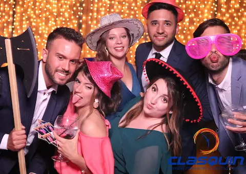 Grupo de invitados junto al teléfono de mensajes