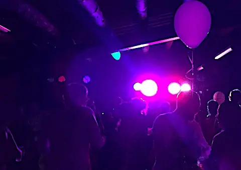 Iluminación de pista en salón de eventos