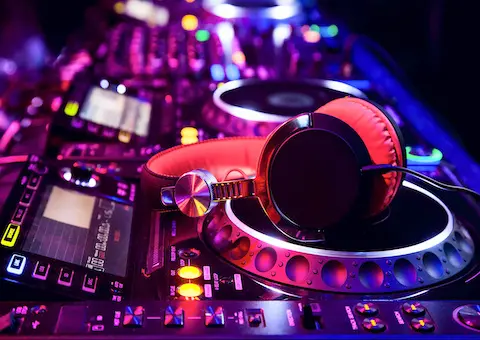 Inicio de fiesta con DJ en Barcelona