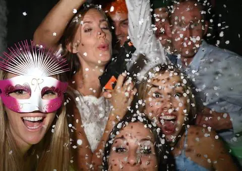 Photobooth Lleida en interior cálido — fotomatón bodas