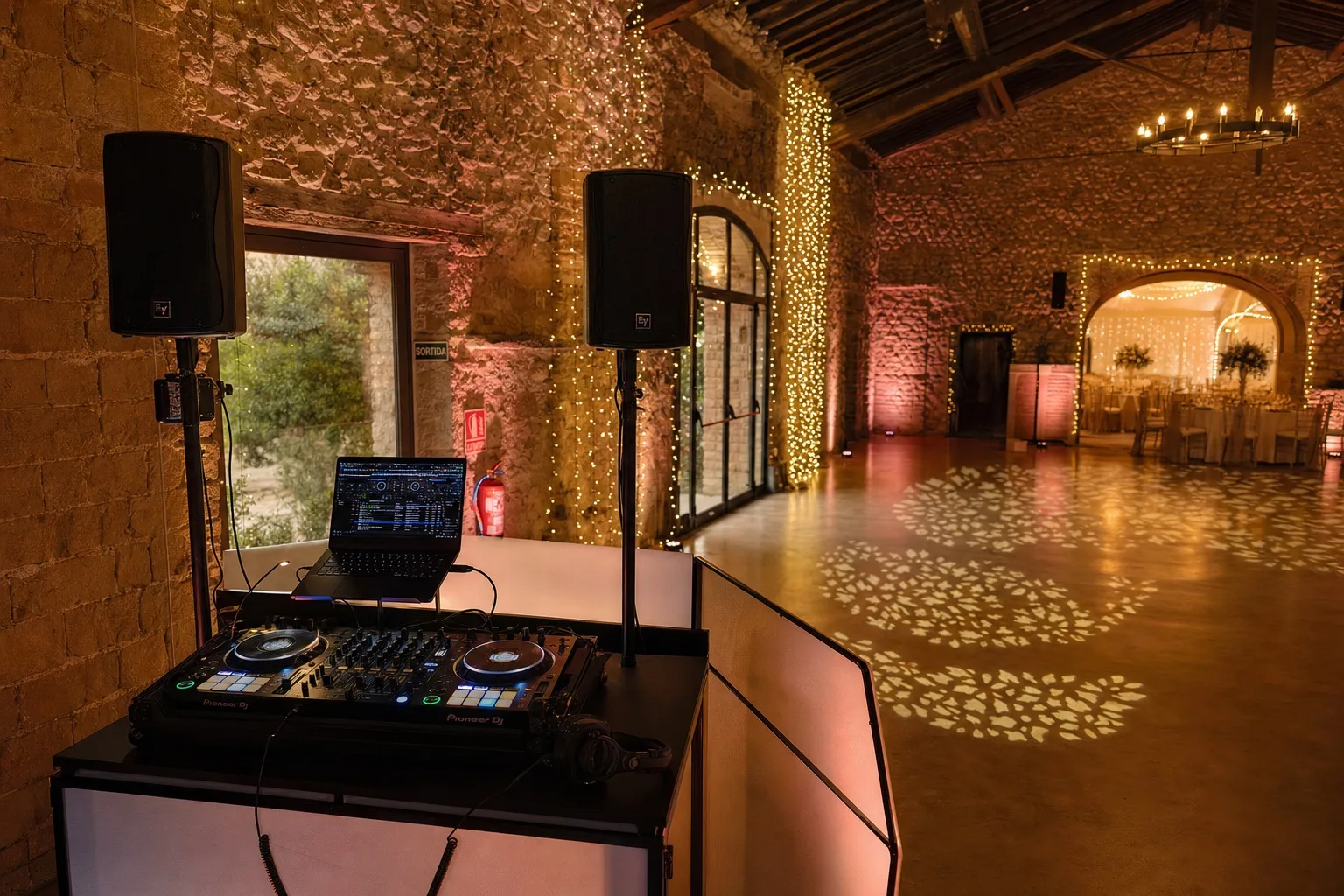 Pista de baile llena con DJ de discoteca móvil en boda de Barcelona