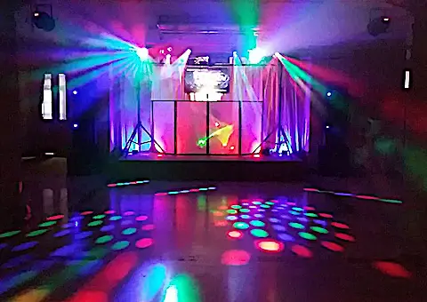 DJ con micrófono inalámbrico animando un evento en Barcelona