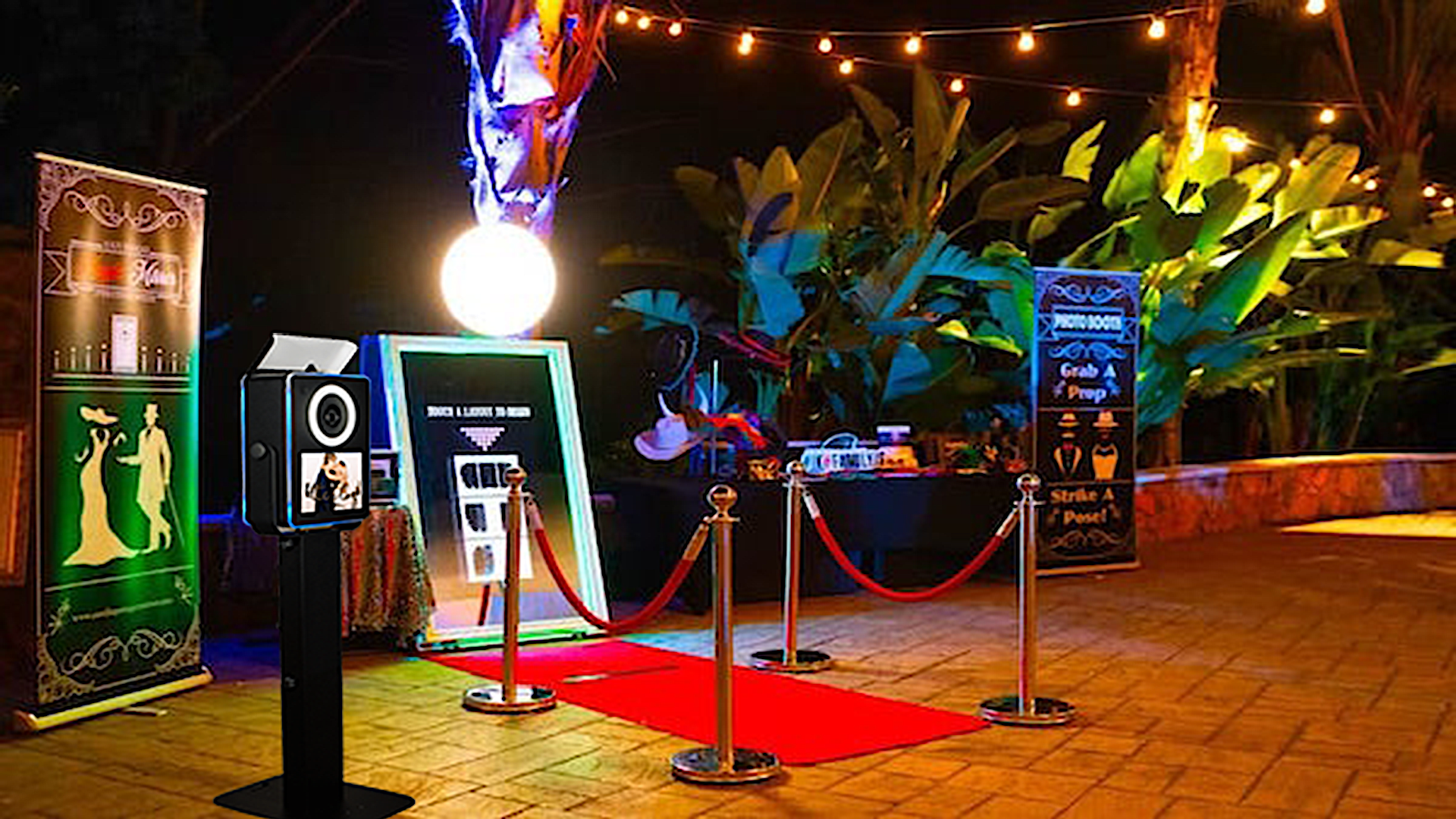 Montaje del videomatón 360 con barandilla y alfombra en salón de eventos